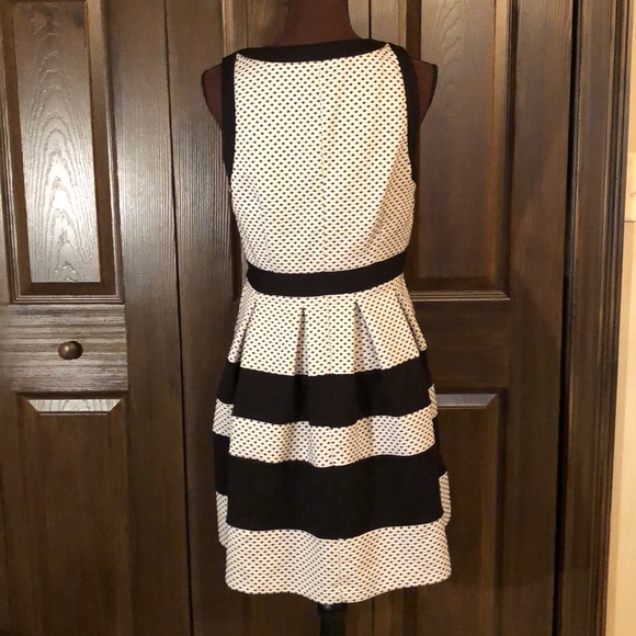 Elle Structured Polka Dot Sleeveless Dress 8 - Picture 4 of 6